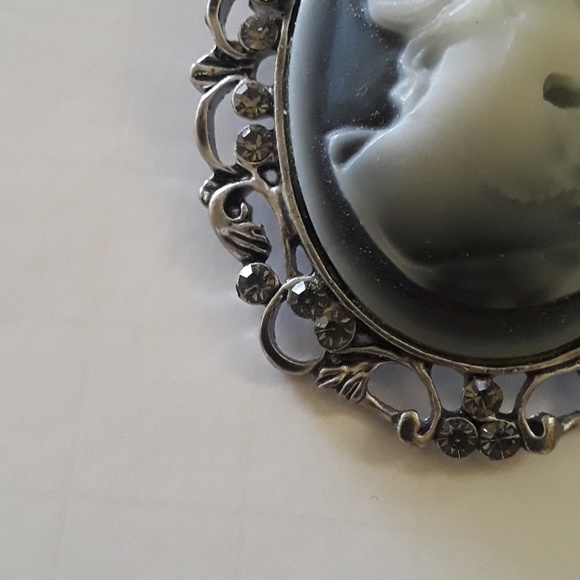 Women's Black Cameo Brooch - Picture 3 of 3